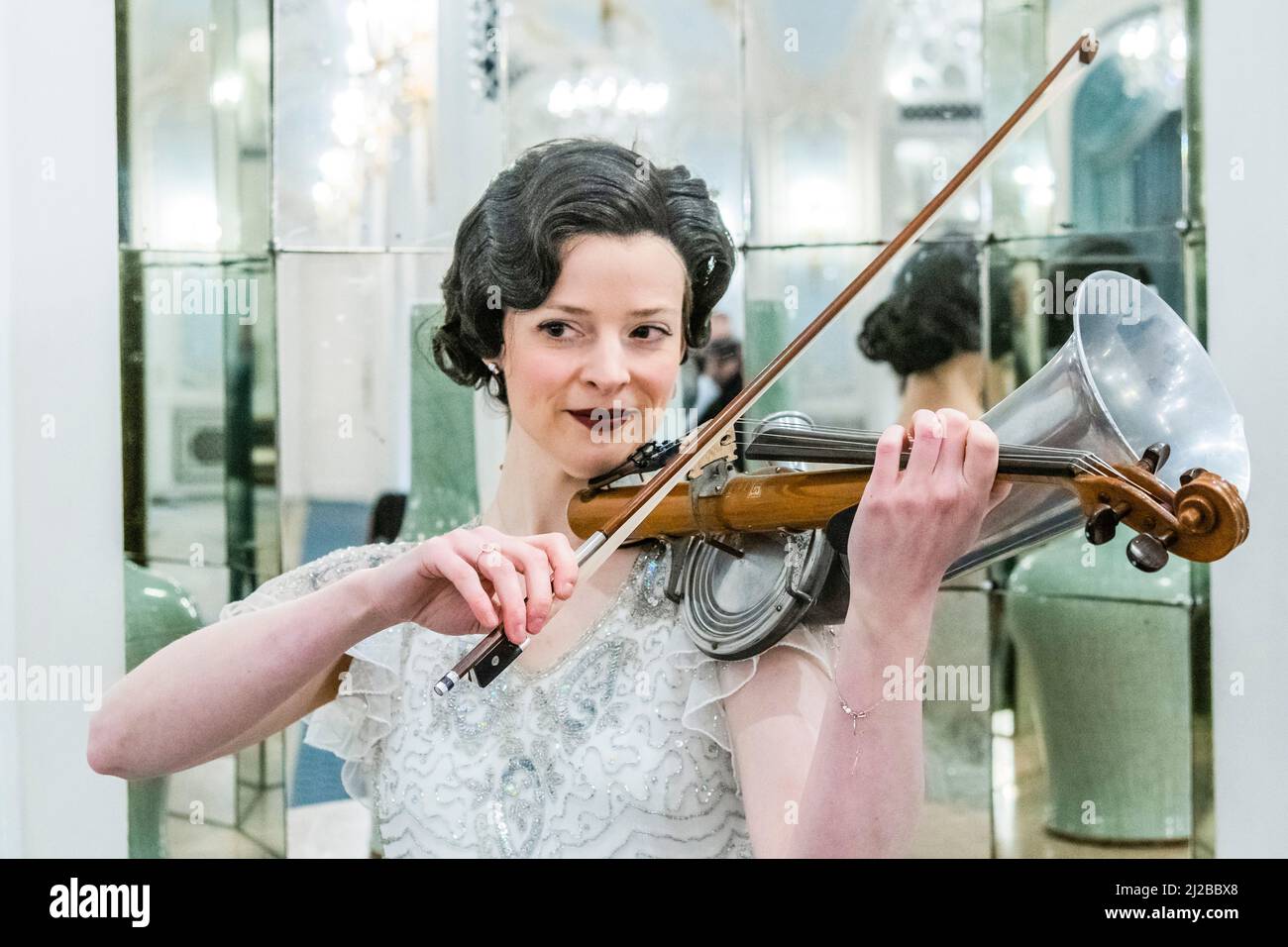 London, Großbritannien. 31. März 2022. Das Savoy vereint seine Kräfte mit Alex Mendham und seinem Orchester, um Gelder für die Ukraine zu sammeln. In den Jahren 1920s und 1930s waren die Savoy-Verhoerenen ein bekannter Name, und für diese karitative Zusammenarbeit wird das Orchester zu ‘The New Savoy-Verhoerenden' und eine exklusive Aufnahme im Hotel schaffen. Sie spielen im Lancaster Ballroom des Hotels, um ein Medley von Stücken aufzunehmen, die die feinsten Melodien des Jazz-Zeitalters darstellen, mit der Absicht, wertvolle Gelder für das Disasters Emergency Committee zu sammeln. Kredit: Guy Bell/Alamy Live Nachrichten Stockfoto