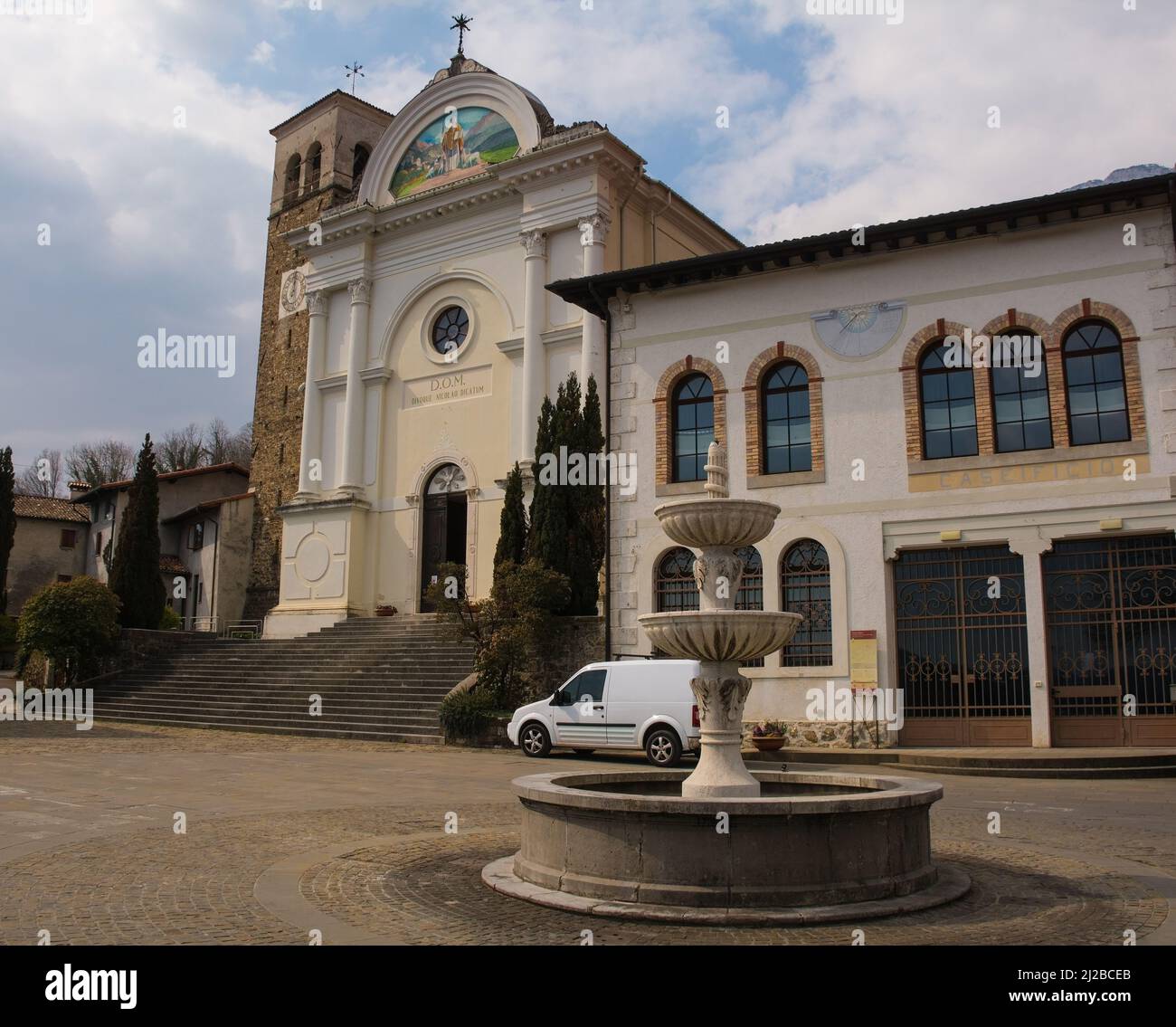 Pfarrkirche San Nicolo Vescovo aus dem 14.. Jahrhundert auf der Piazza XX Settembre in Poffabro, einem mittelalterlichen Dorf in der Provinz Pordenone, Italien Stockfoto