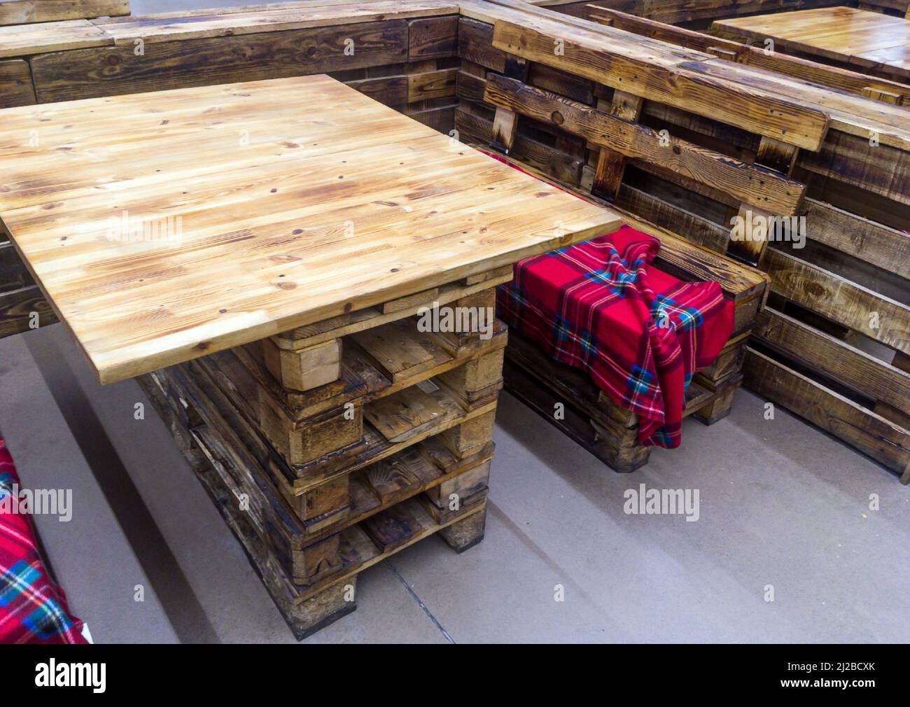 Tische und Bänke aus Frachtpaletten Stockfoto
