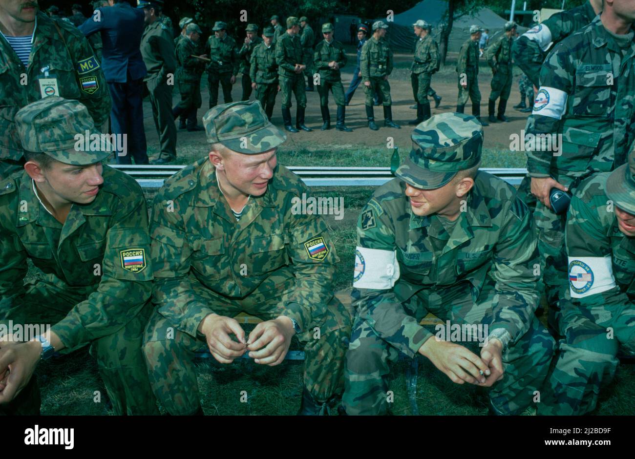 File Foto: Peacekeeper 94, Totskoye, Russland. 250 Russland und eine gleiche Anzahl amerikanischer Soldaten nahmen an den ersten gemeinsamen US-russischen Militärübungen auf russischem Boden während des „Friedenswächters 94“ auf dem russischen Militärstützpunkt in Totskoje, 800 Meilen (1.280km) südöstlich von Moskau, Teil. September 1994. Stockfoto