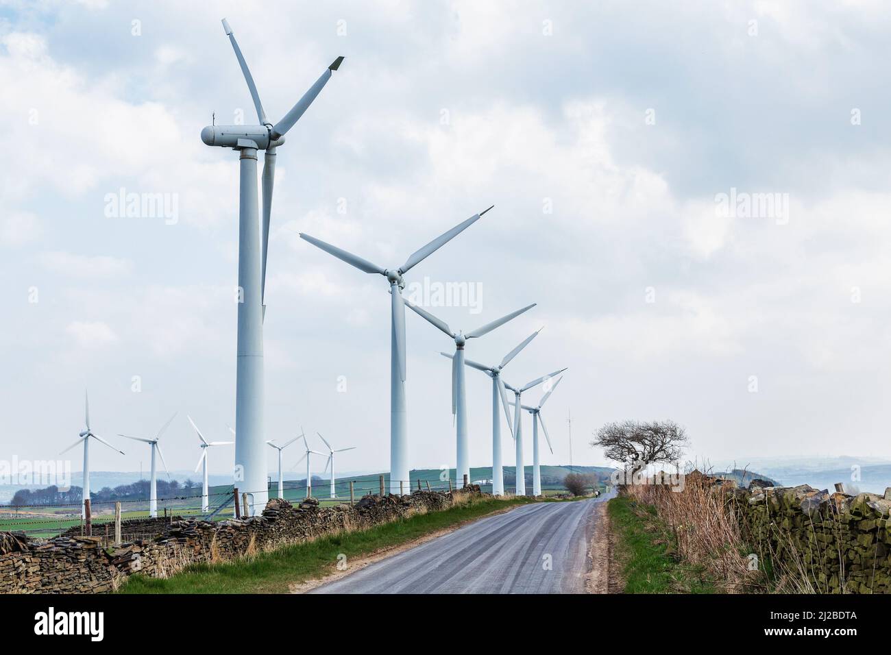 Yorkshire Windturbinen erzeugen grünen Strom. Globale Ökologie.sauberes Energiekonzept rettet die Welt. Hochwertige Fotos Stockfoto