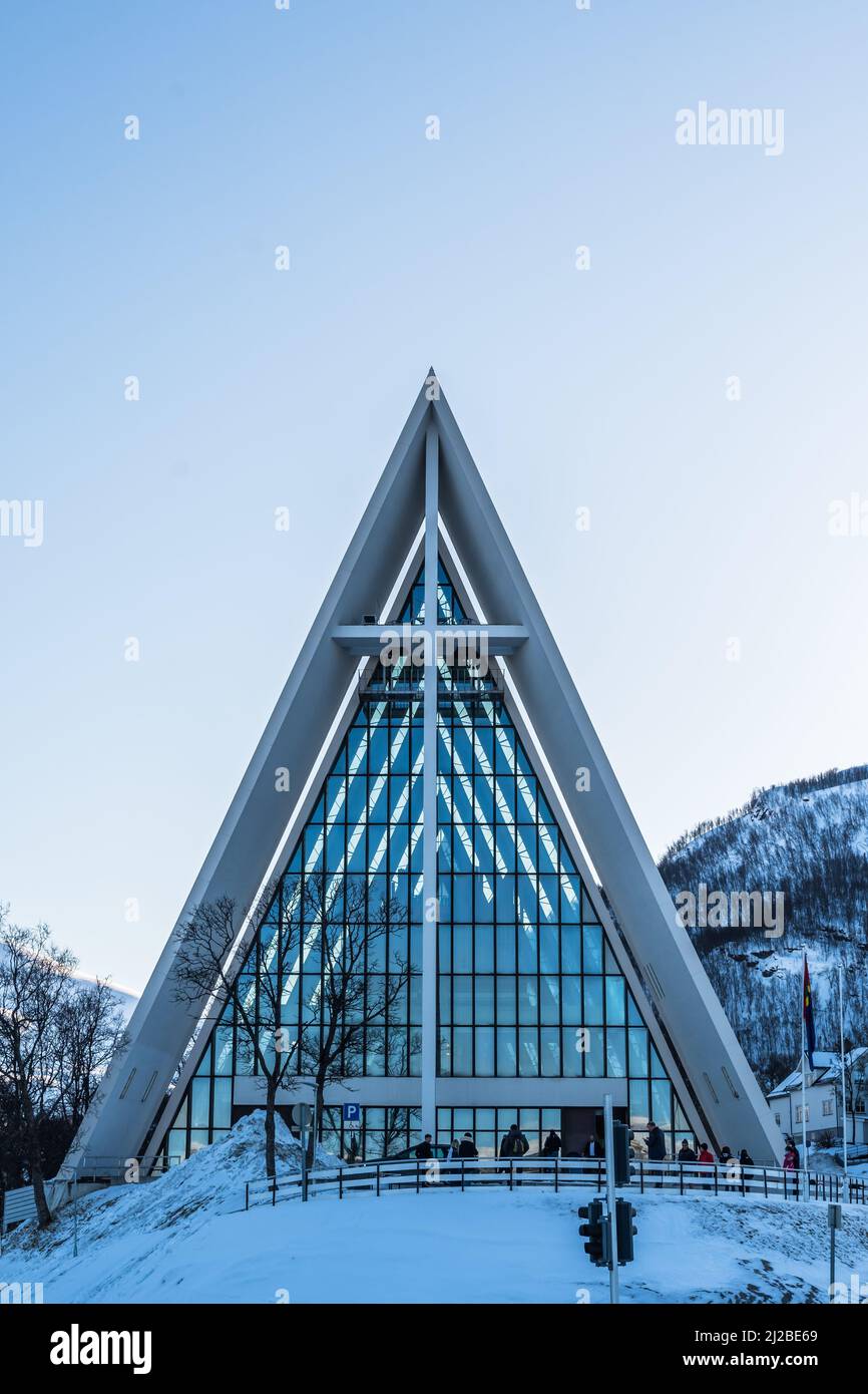 Tromso, Norwegen, März 6. 2022: Die Tromsdalen Kirche oder die Arktische Kathedrale (Norwegisch: Tromsdalen kirke, Ishavskatedralen) in Tromso ist eine Pfarrkirche Stockfoto