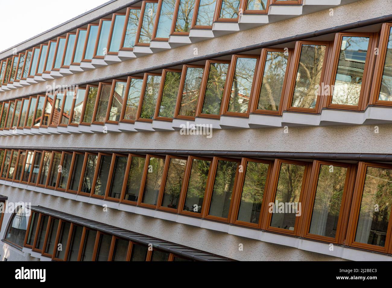 Fensterfassade mit hervorstehenden dreieckigen Fenstern Stockfoto