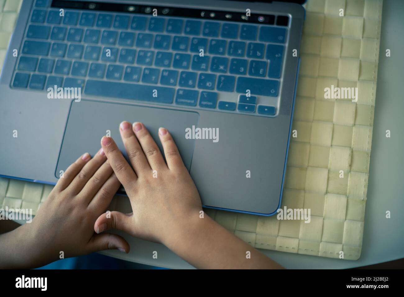 Kleines nettes Mädchen öffnet Laptop, um Videoanruf zu haben Stockfoto