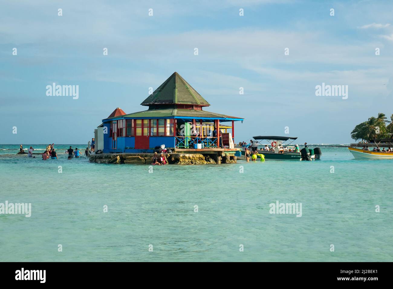 San Andres, Kolumbien - Dezember 18 2021: Sightseeing-Spot mit vielen Touristen genießen den Blick auf das Meer Stockfoto