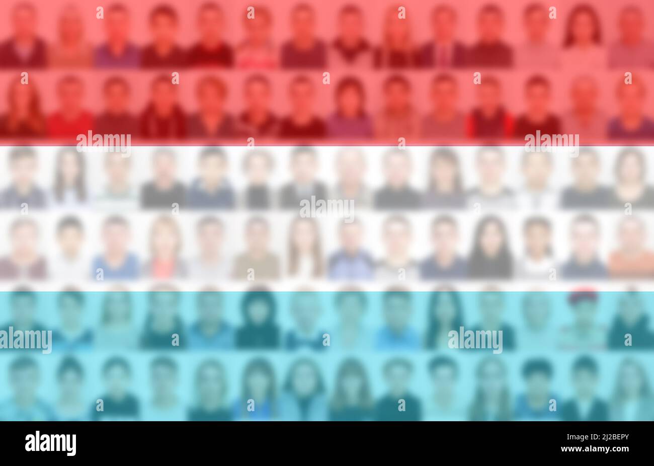 Porträts von vielen Menschen auf dem Hintergrund der luxemburgischen Flagge. Das Konzept der Bevölkerung und des demografischen Zustands des Landes. Stockfoto