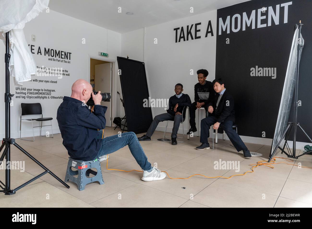 London, Großbritannien. 31. März 2022. Schüler des Jugendprogramms City Lions lassen sich von dem Fotografen Ray Burmiston für die Ausstellung ‘Art of London Presents Take A Moment 2022’ fotografieren, die in einer temporären Galerie unter den Leinwänden des Piccadilly Circus zu sehen ist. Über einhundert Stars Der A-Liste schlossen die Augen auf die Kamera, um zu pausieren, zu reflektieren und das Bewusstsein für die psychische Gesundheit zu schärfen, die vom NHS-Arzt und TV-Moderator Ranj Singh ins Leben gerufen wurde. Kredit: Stephen Chung / Alamy Live Nachrichten Stockfoto