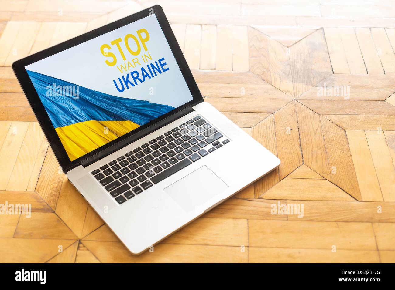 Keine Kriegserklärung auf dem Laptop. Ukraine gegen Russland, Konflikt, CyberAngriff, Invasion