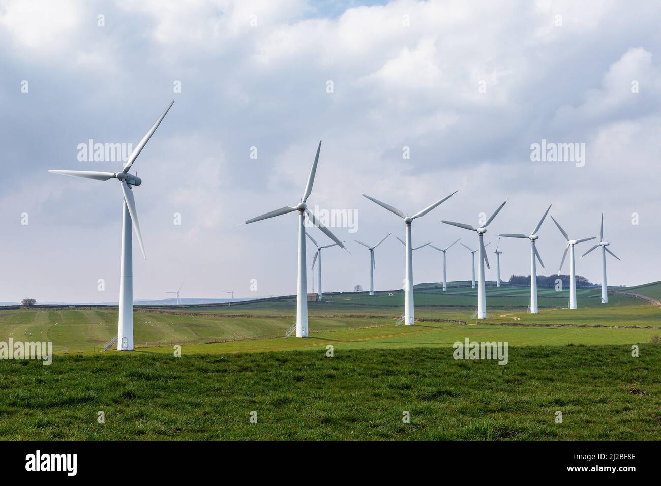 Yorkshire Windturbinen erzeugen grünen Strom. Globale Ökologie.sauberes Energiekonzept rettet die Welt. Hochwertige Fotos Stockfoto