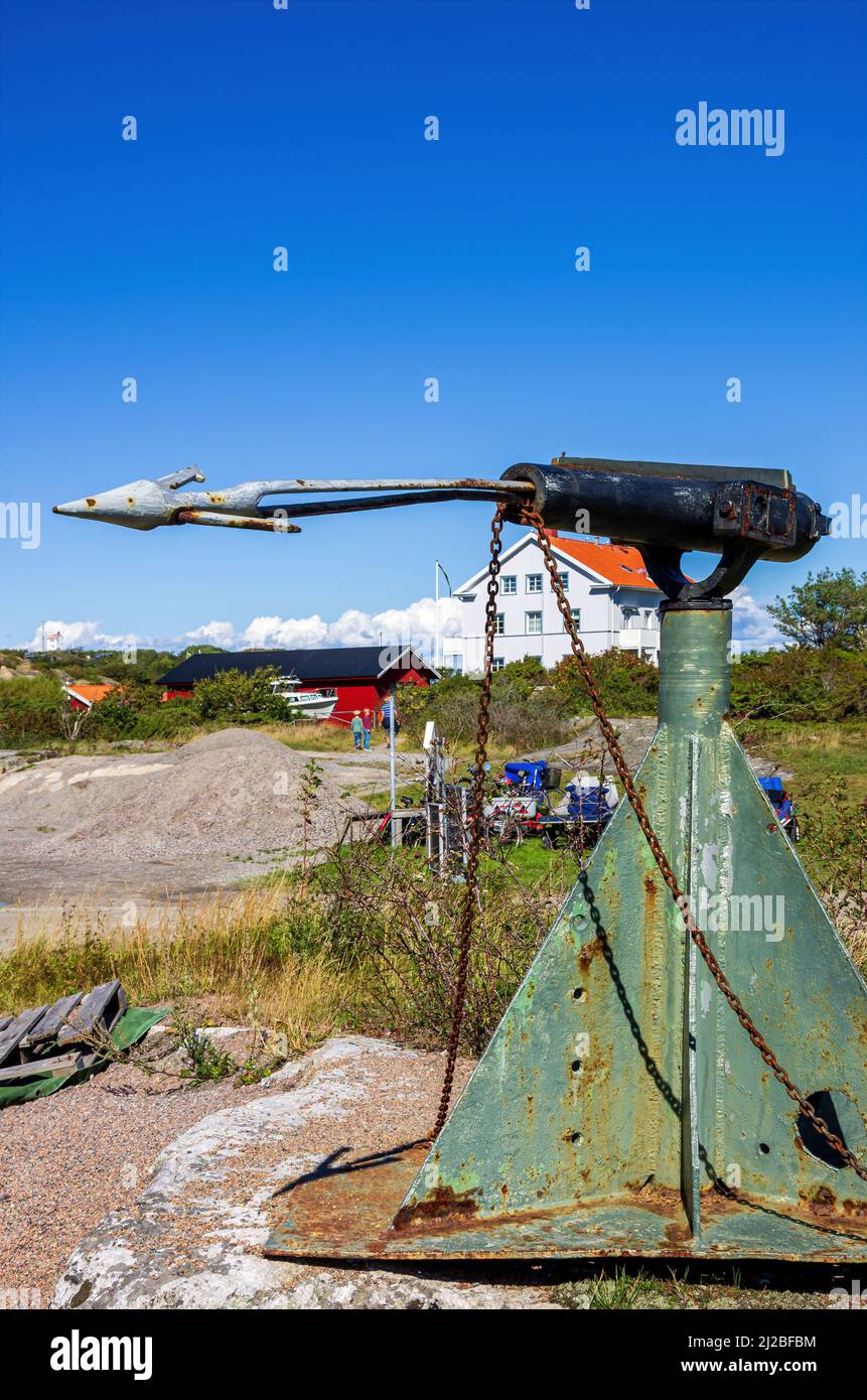 South Koster Island, Bohuslän, Västra Götalands län, Schweden: Altes Harpunengewehr mit Harpune, die zum Walfang verwendet wird, auf der öffentlichen Ausstellung in Langegarde. Stockfoto