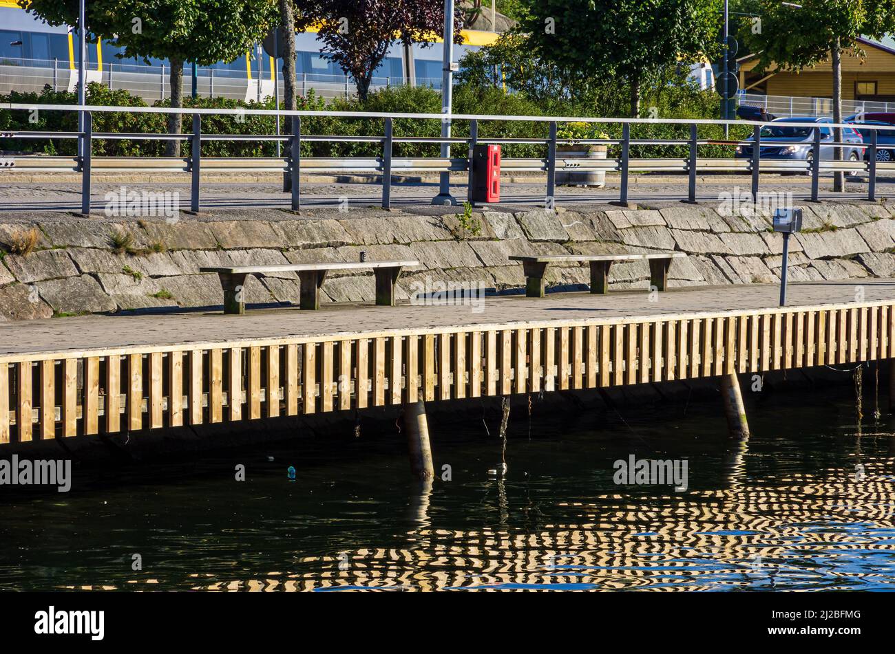 Leerer Pier im Südhafen (Södra hamn) von Strömstad, Bohuslän, Västra Götalands län, Schweden. Stockfoto