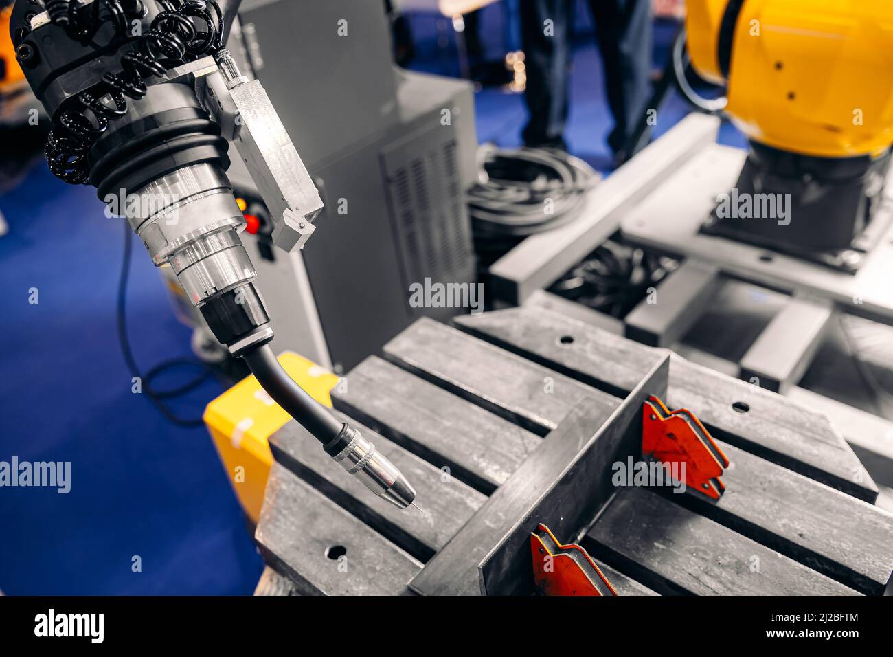 Industrielle ARM-Roboter CNC automatische Schweißen Metall-Produktion in der Fabrik mit Sonnenlicht Funke. Stockfoto