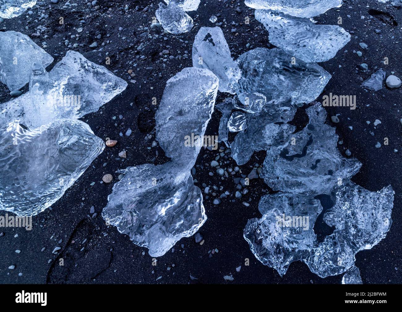 Schmelzendes Eis auf schwarzem Sand am Diamond Beach, Breidamerkursandur, Südostisland Stockfoto