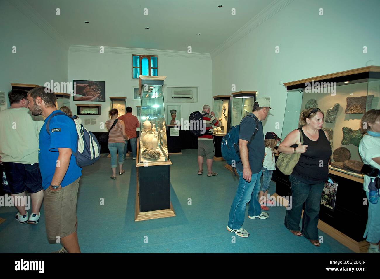 Besucher im Austellungssraum mit den Funden aus dem Uluburun-Rack, aeltestes Schriffsrack der Welt, Museum für Unterwasserachaeologie, Bodrum, Aegae Stockfoto