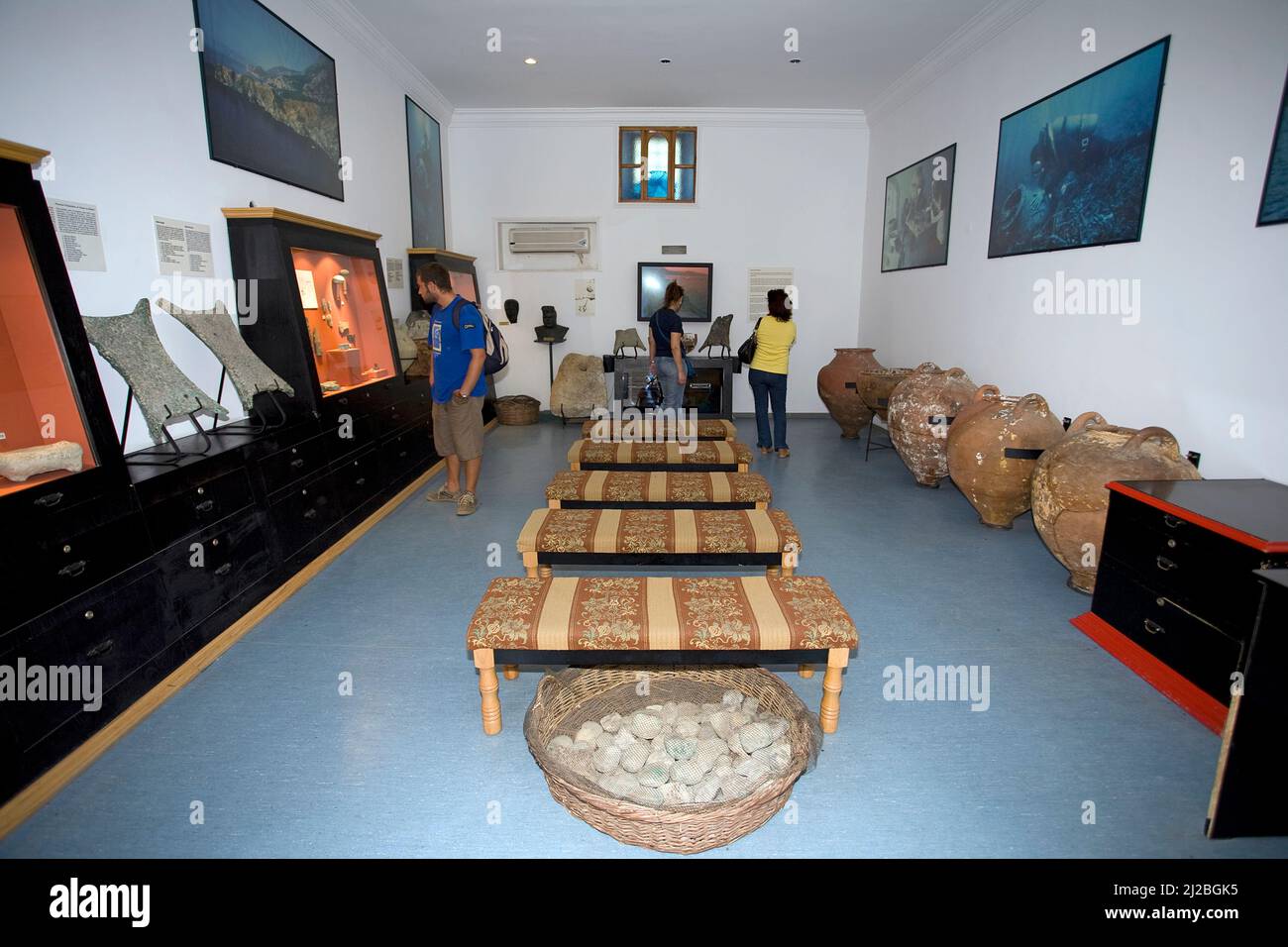 Besucher im Austellungssraum mit den Funden aus dem Uluburun-Rack, aeltestes Schriffsrack der Welt, Museum für Unterwasserachaeologie, Bodrum, Aegae Stockfoto