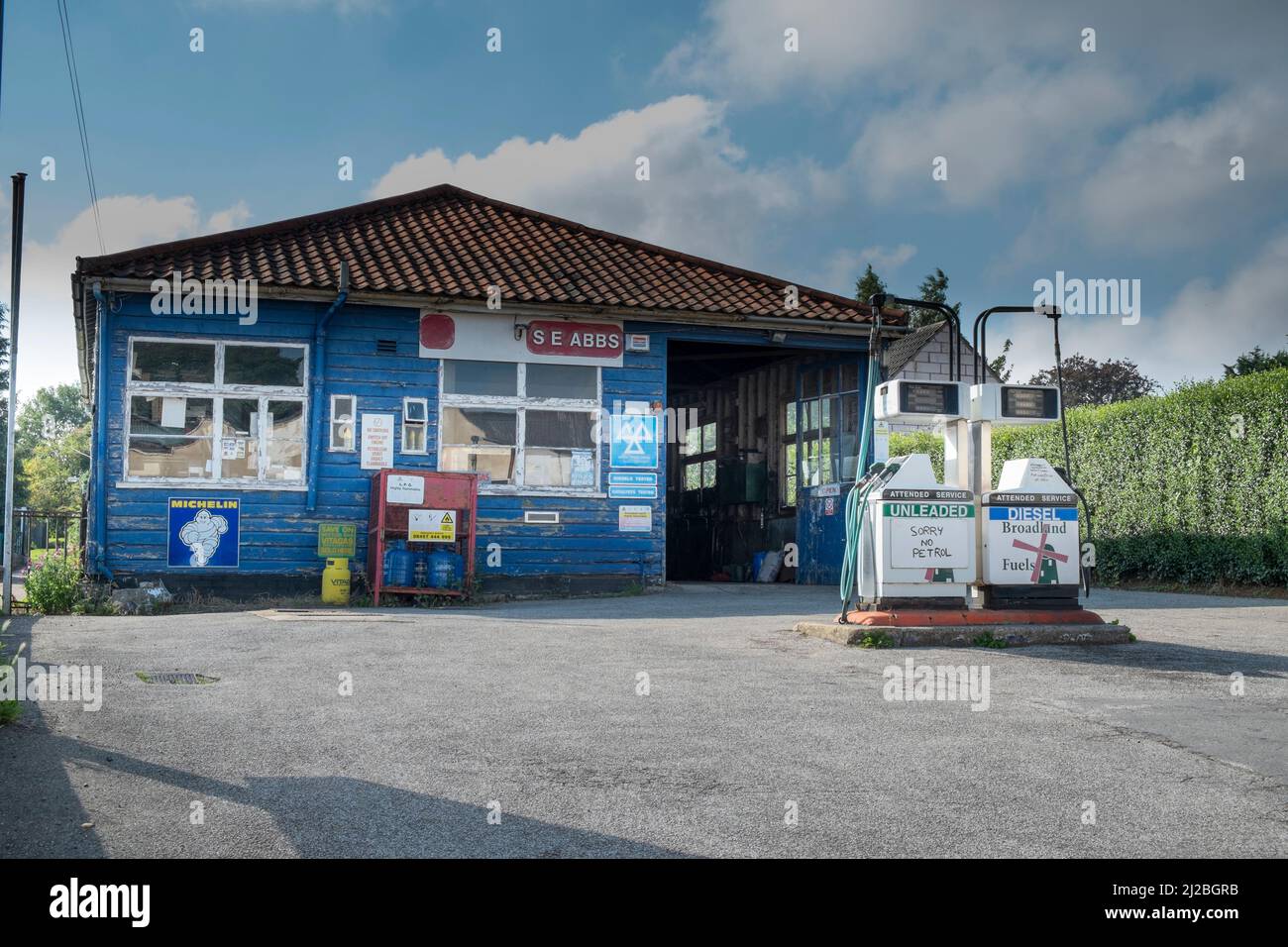 Ländliche Tankstelle, Schild mit der Aufschrift "kein Benzin" Stockfoto