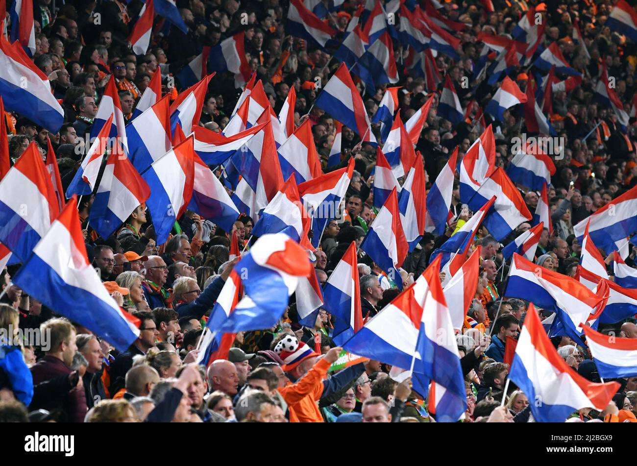 Freundschaftsspiel, Amsterdam Arena: Niederlande vs Deutschland; Flaggenmeer in Amsterdam Arena Stockfoto