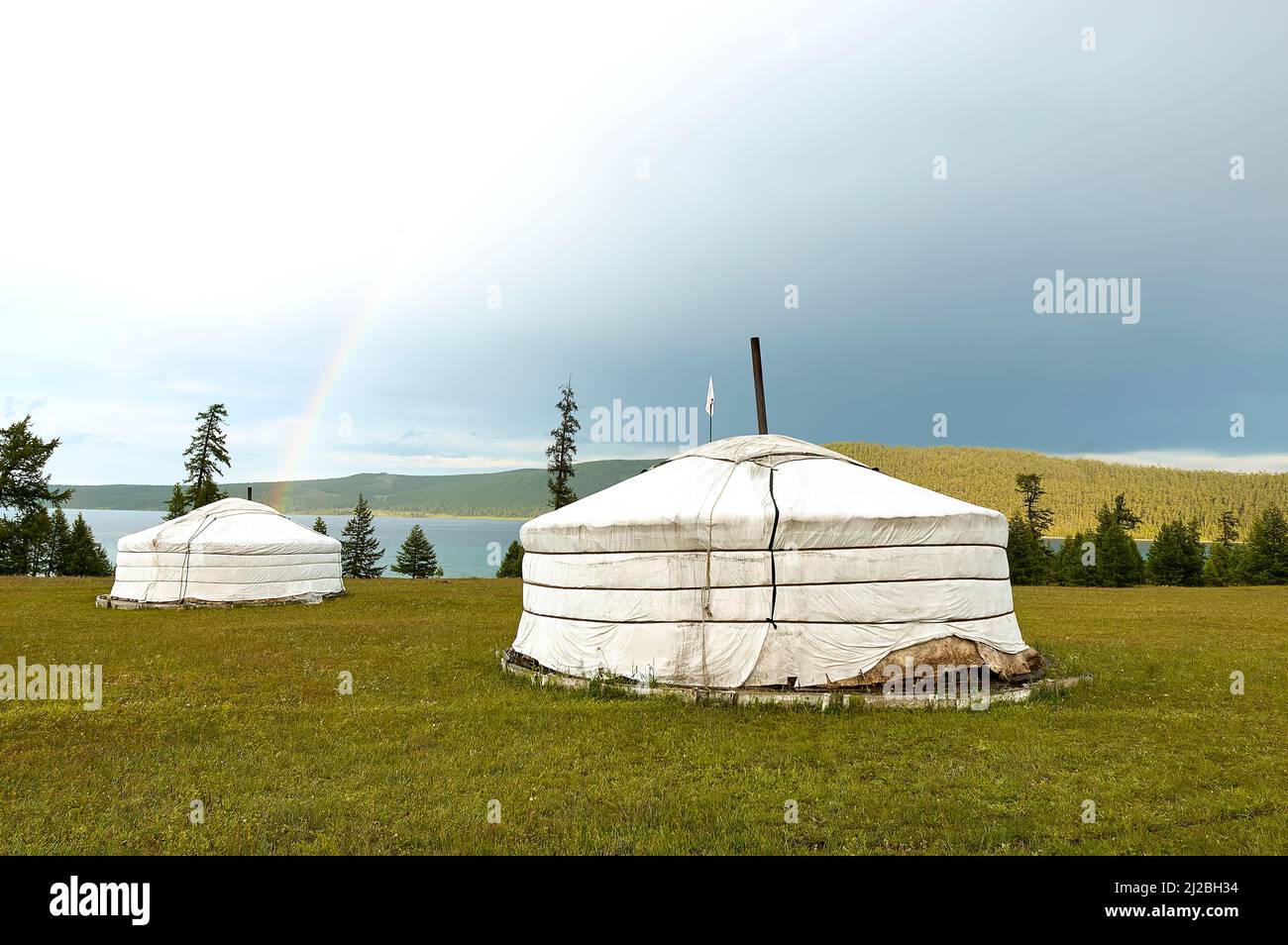 Mongolei. Nomadenzelte (ger). Regenbogen über Hovsgol Lake Stockfoto