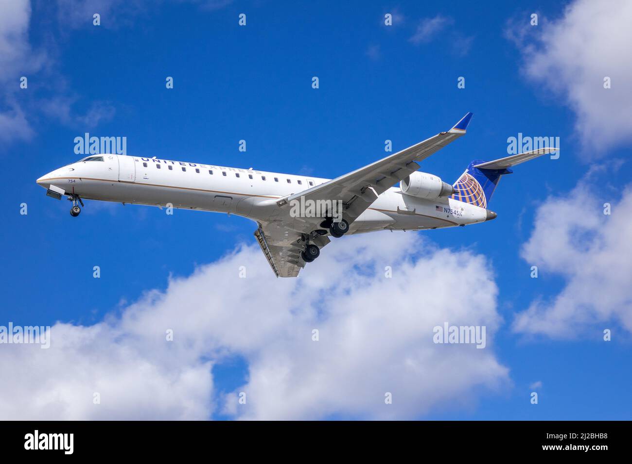 Bombardier CRJ-701ER United Express Regional Passenger Aircraft im Besitz von Skywest Airlines Landing in Toronto, Kanada Stockfoto