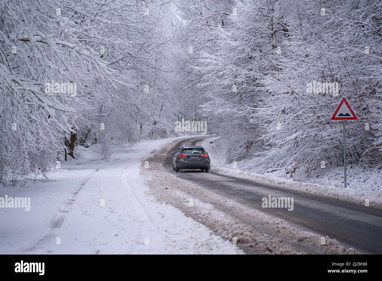 Das Auto fährt auf dem Schneetreiben. Schnee im April. Deutschland 2022 Stockfoto