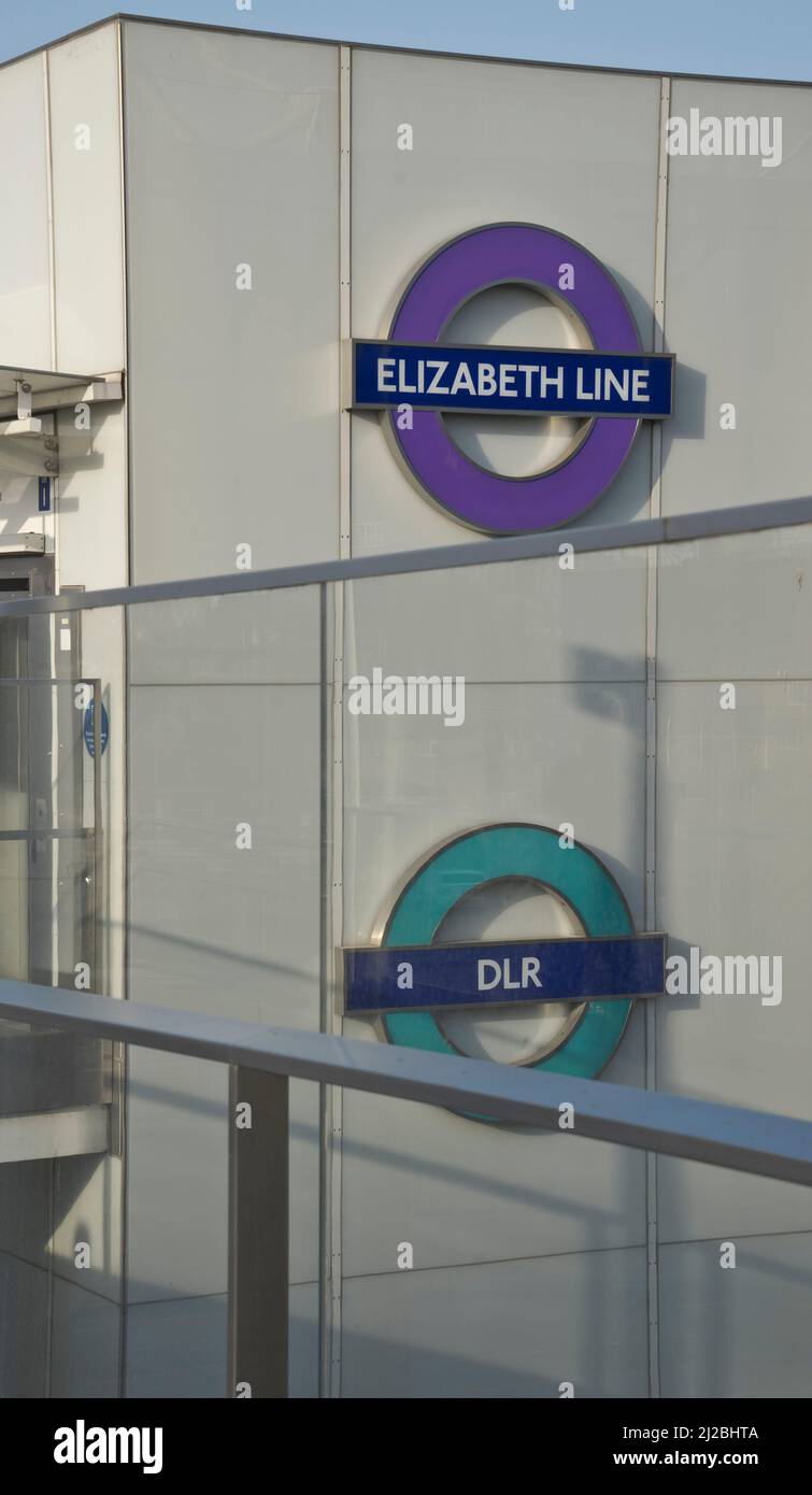 Schilder für die bald eröffnende Elizabeth-Linie an einer Station in den DLR-Bahnhofseinrichtungen der Docklands Light Railway im östlichen Ende von London, England, Großbritannien Stockfoto
