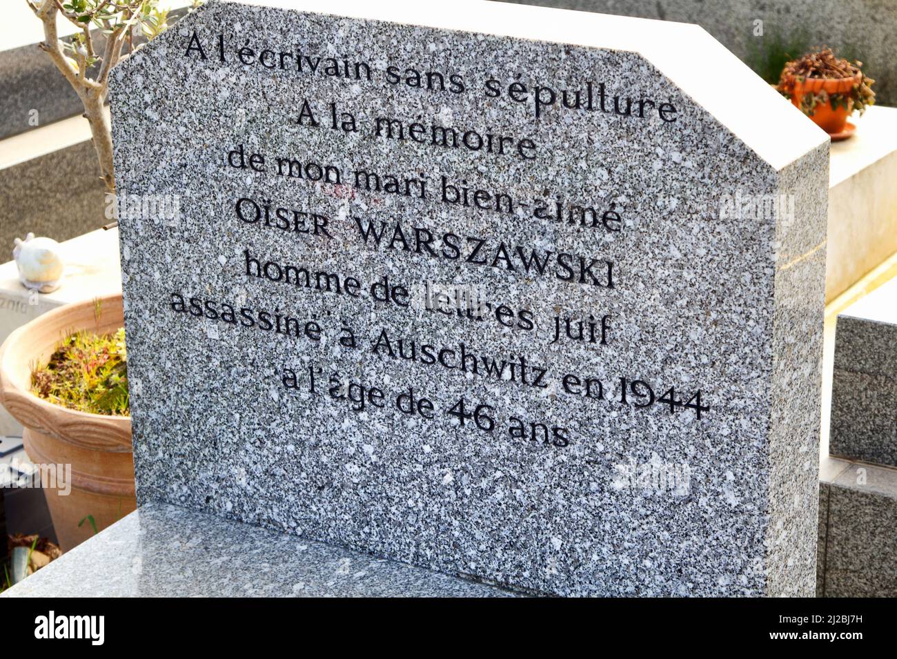 Leere Gräber: Eine Warnung an unser Gedächtnis - der Schriftsteller ohne Sepulture - Kenotaph von Oiser Warszawski, der in Auschwitz getötet wurde - Shoah - Montparnasse Friedhof Stockfoto