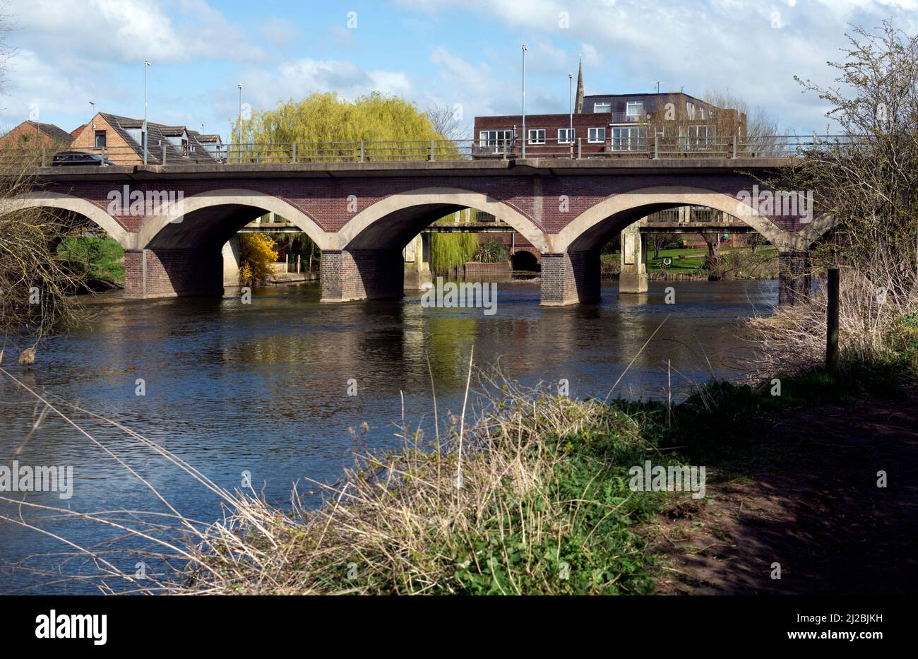 Der Fluss Avon an der Seven Meadows Road Bridge, Stratford-upon-Avon, Warwickshire, England, Großbritannien Stockfoto