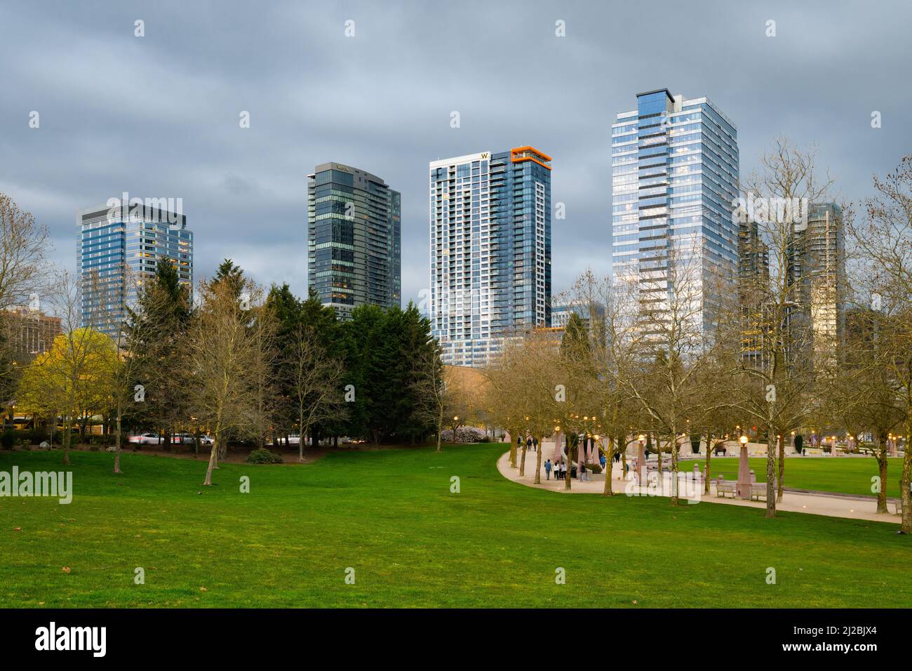 Bellevue, WA, USA - 29. März 2022; Frühlingsabend im Downtown Park in Bellevue Washington mit Wolkenkratzern-Hotels Stockfoto