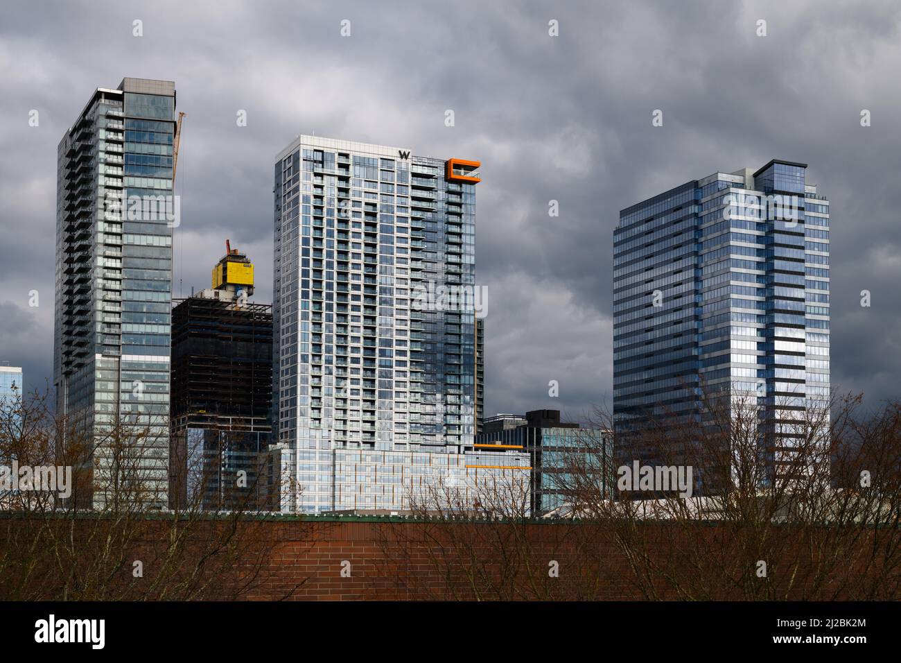 Bellevue, WA, USA - 29. März 2022; bedrohliche dunkle Wolken über der Skyline von Bellevue, Washington, einschließlich der Hotels W und Westin Stockfoto