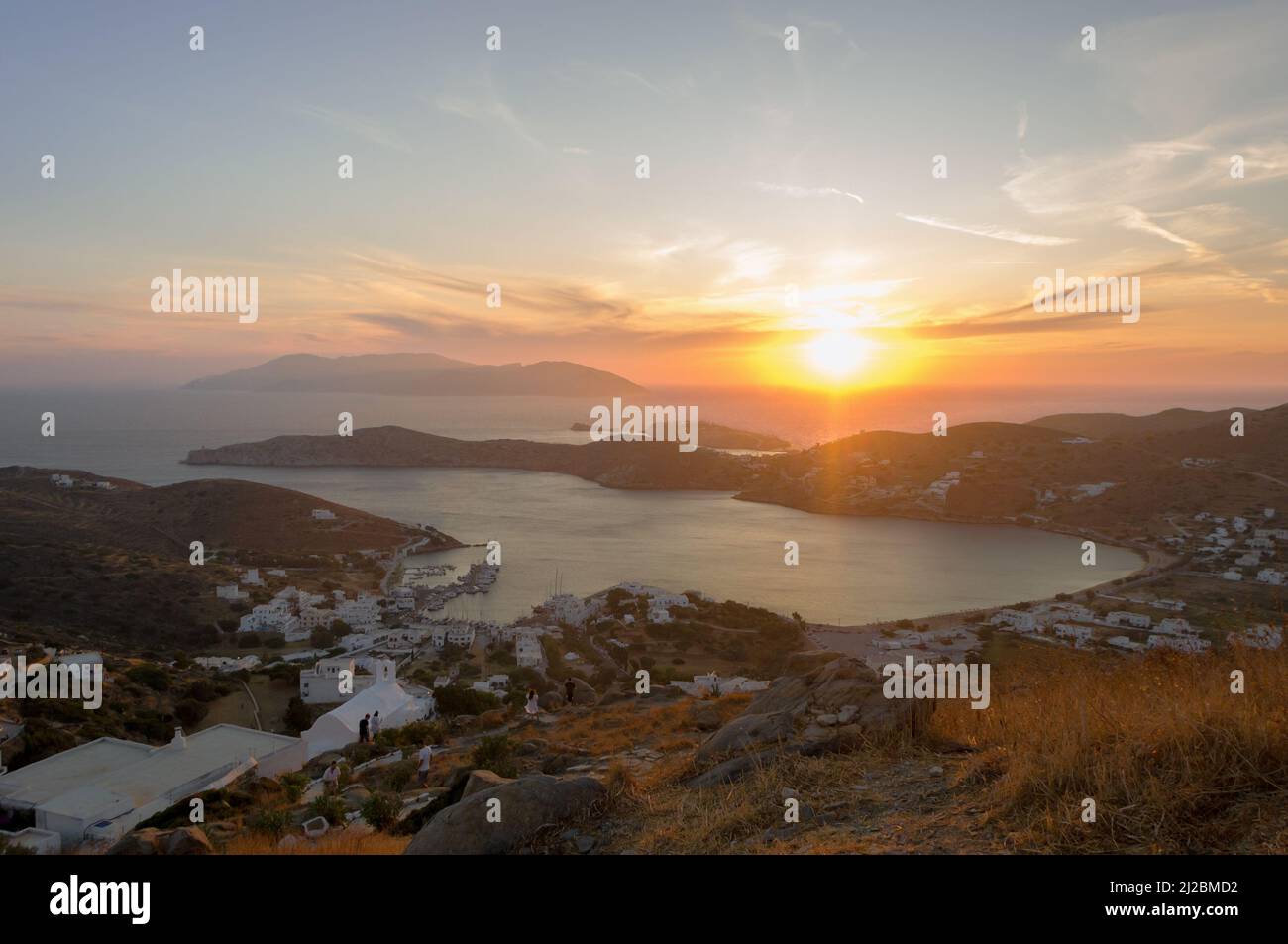 Blick über die Hafenbucht vom Skarkos Hill, Chora, iOS bei Sonnenuntergang Stockfoto