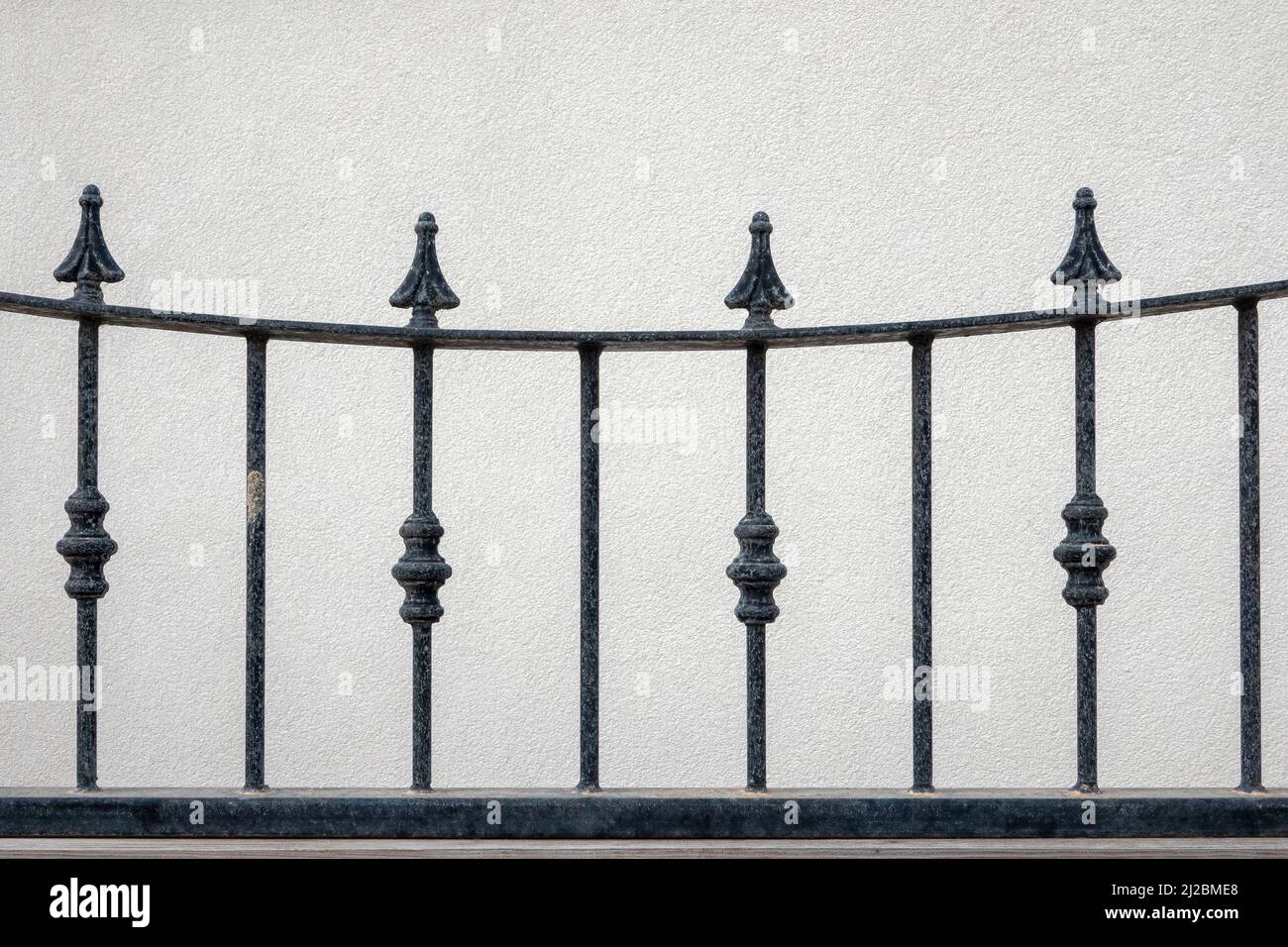 Kurze Länge der häuslichen Metallgeländer gegen eine weiße Wand Stockfoto