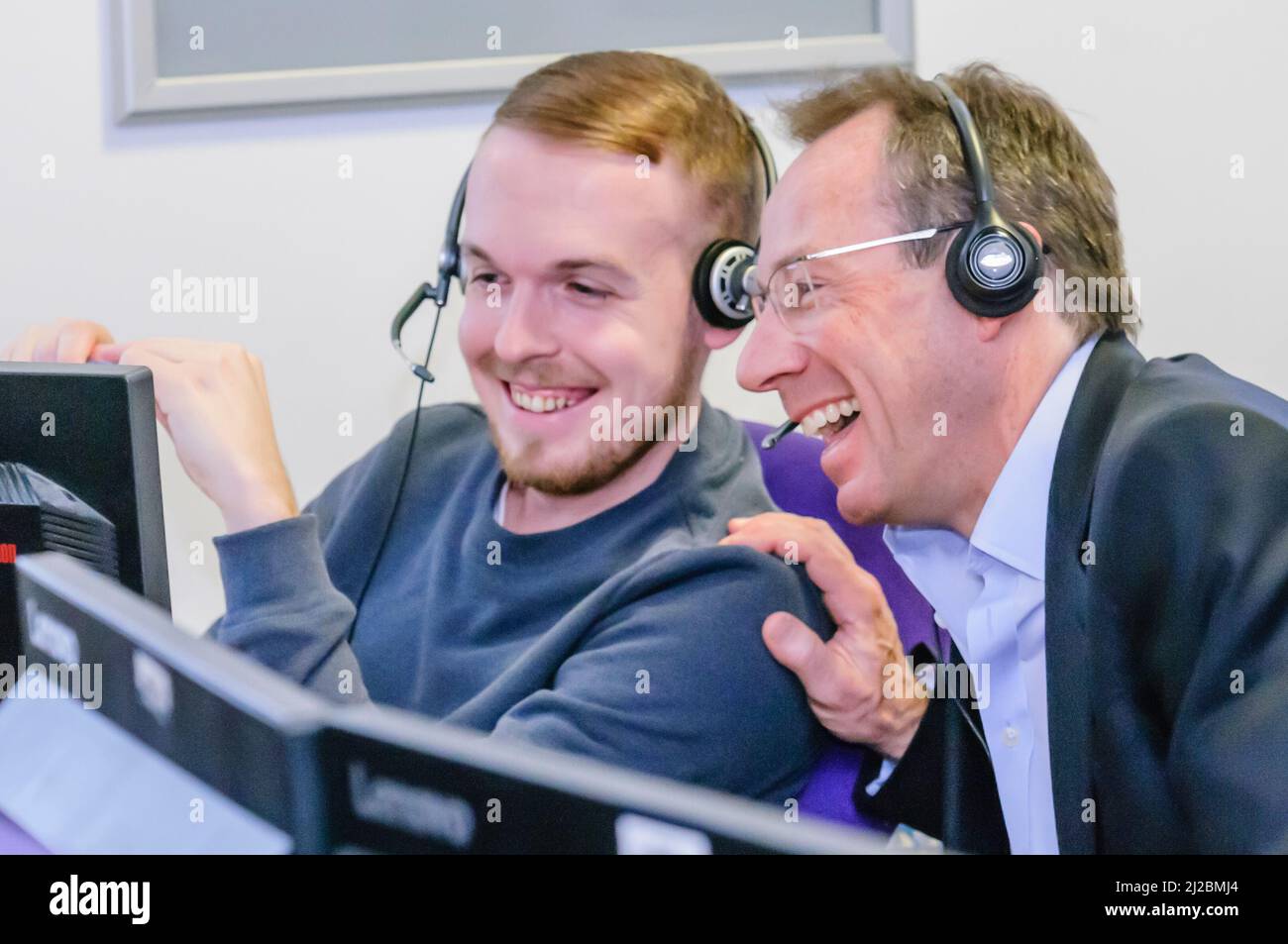 Philip Jansen hört sich einen Support-Anruf im Supportcenter in Belfast an 28/02/2019 Stockfoto