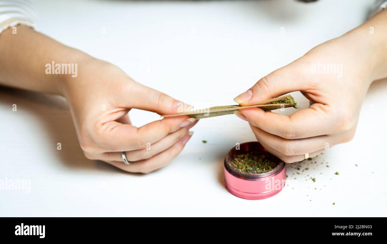 Nahaufnahme einer weiblichen Hand mit medizinischem Marihuana-Gelenk. Konzept der pflanzlichen und alternativen Medizin Stockfoto