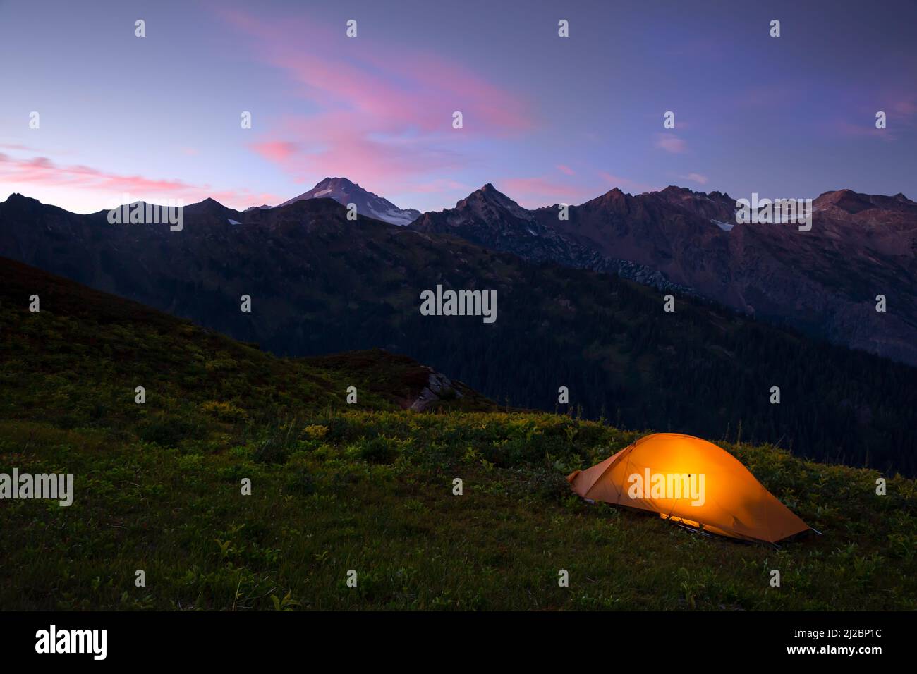 WA21228-01...WASHINGTON - Abend im Camp am Pacific Crest Trail südlich des White Pass und Blick auf den Glacier Peak in der Glacier Peak Wilderness. Stockfoto