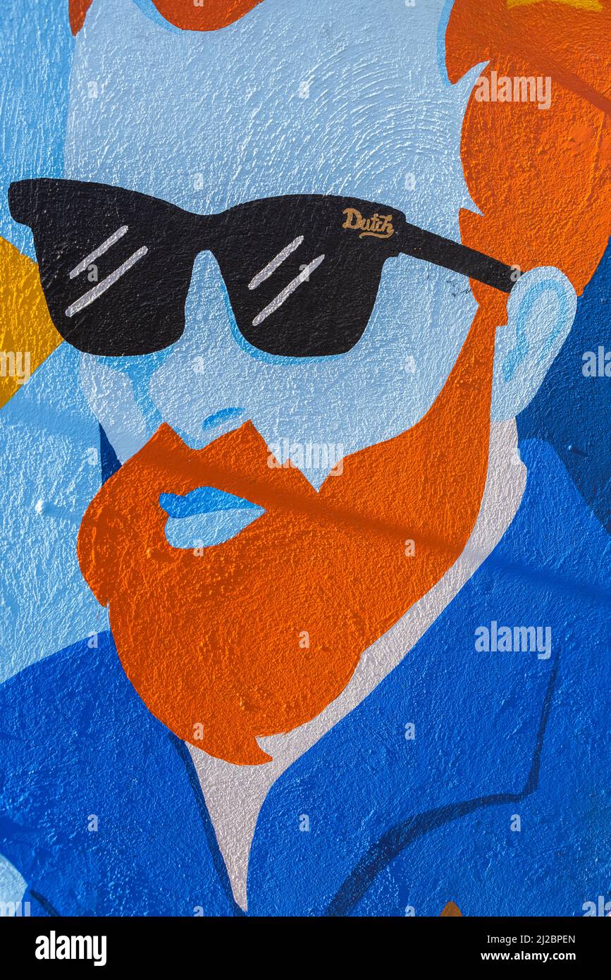 Porträt eines Mannes mit orangefarbenen Haaren und Bart, der eine schwarze Sonnenbrille trägt, gemalt an einer Wand einer Bar in Willemstad, Curacao Stockfoto