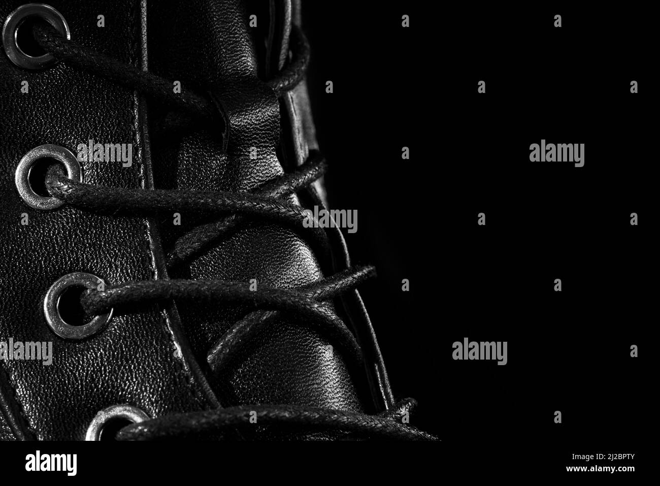 Schnürsenkel. Schnürschuh für Freizeit- oder Sportschuhe aus nächster Nähe auf dunklem Hintergrund. Schuhe Hintergrund Stockfoto