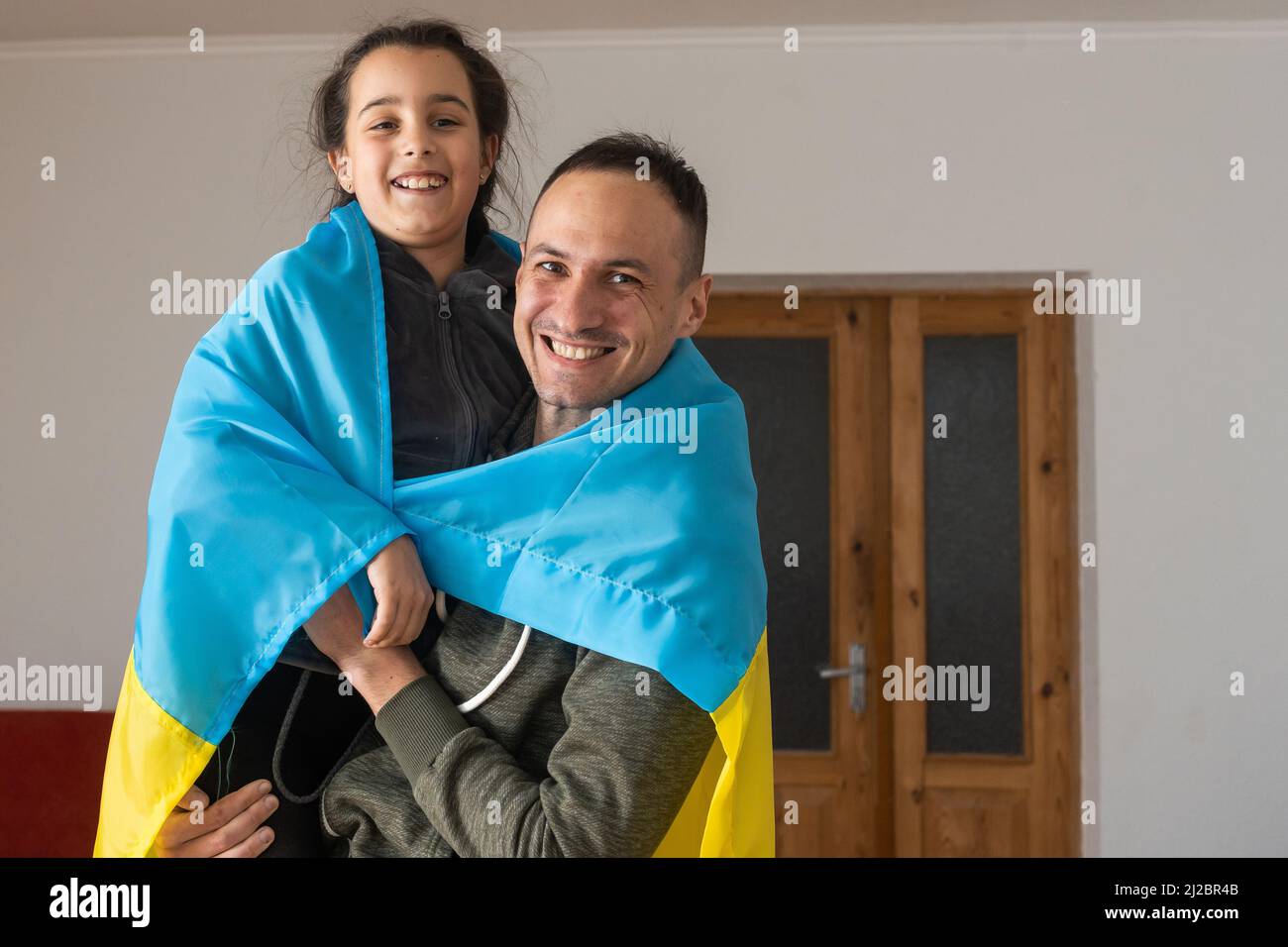 Ukrainische Flagge. Vater mit Tochter zu Hause Stockfoto