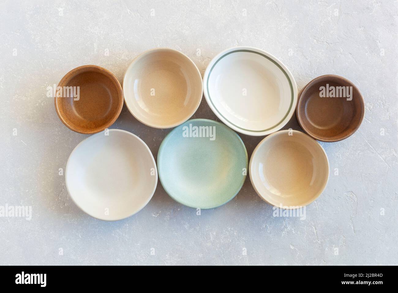 Set aus vielen leeren, weichen Keramikschalen in verschiedenen Formen, Draufsicht Stockfoto