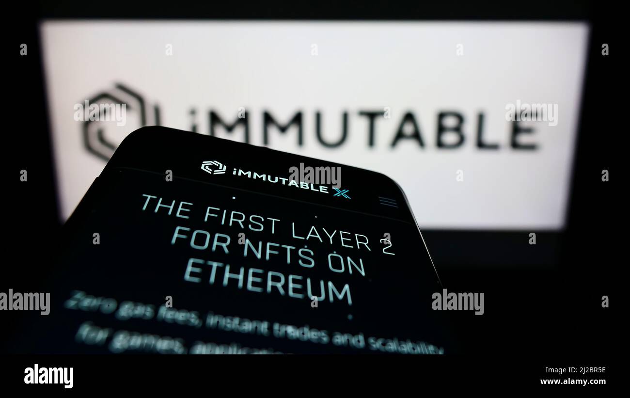 Mobiltelefon mit Webseite der australischen Blockchain-Firma Immutable Pty. Ltd. Auf dem Bildschirm vor dem Logo. Konzentrieren Sie sich auf die obere linke Seite des Telefondisplays. Stockfoto