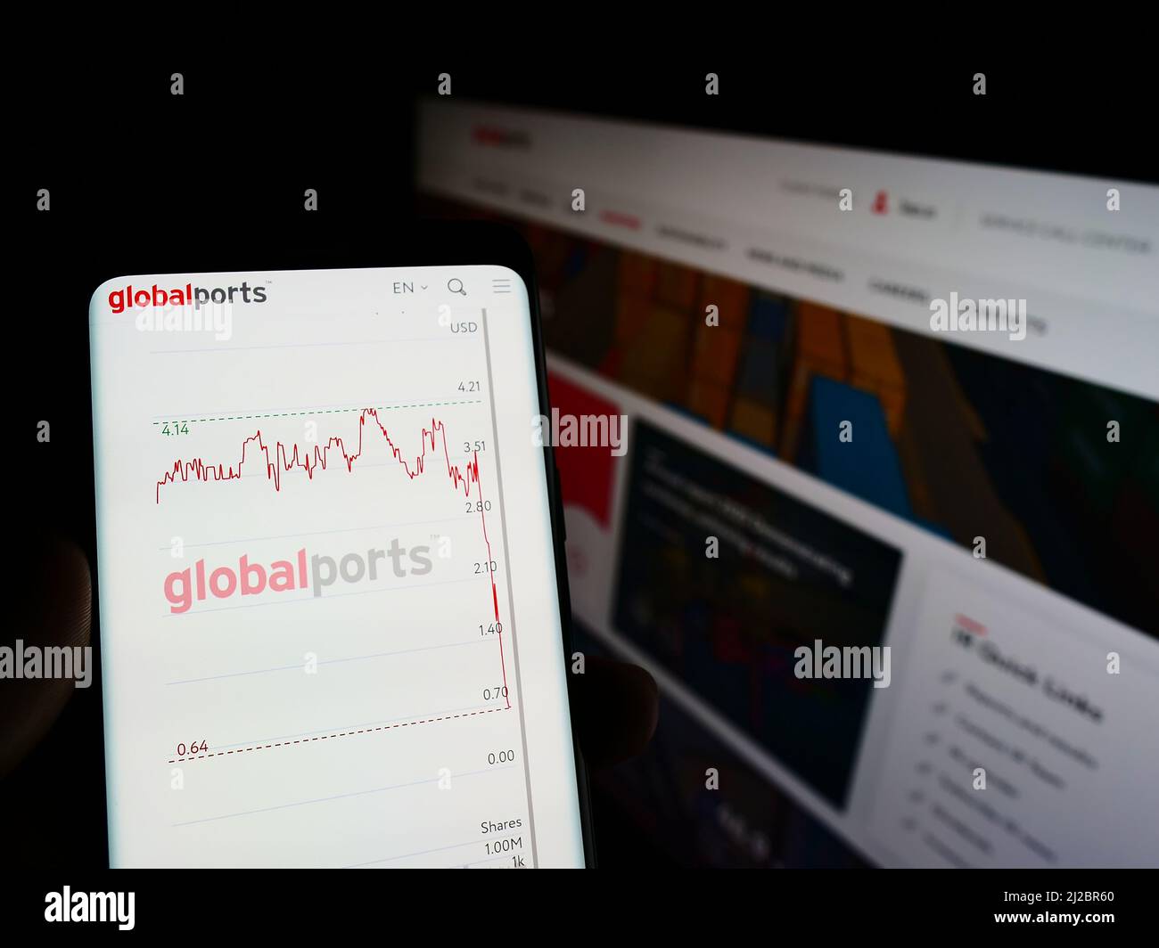 Person, die Smartphone mit Webseite des russischen Unternehmens Global Ports Investments (GPI) auf dem Bildschirm mit Monitor hält. Konzentrieren Sie sich auf die Mitte des Telefondisplays. Stockfoto
