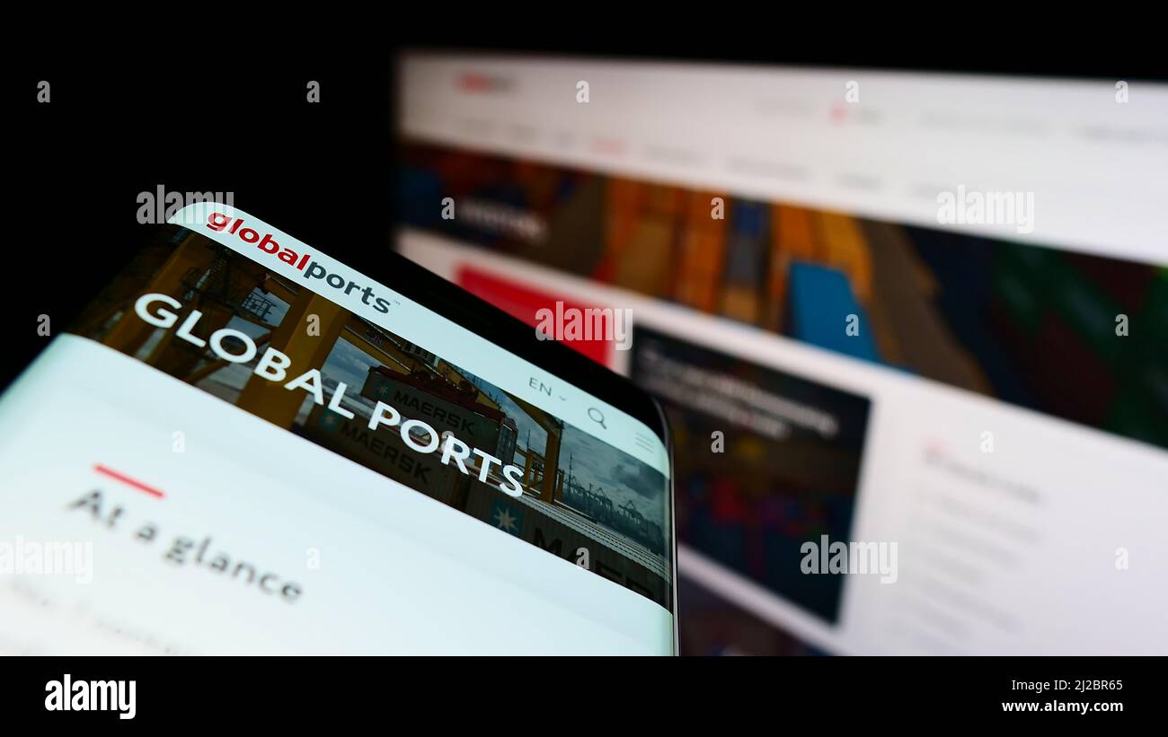 Mobiltelefon mit Webseite und Logo des russischen Unternehmens Global Ports Investments (GPI) auf dem Bildschirm mit Monitor. Konzentrieren Sie sich auf die obere linke Seite des Telefondisplays. Stockfoto