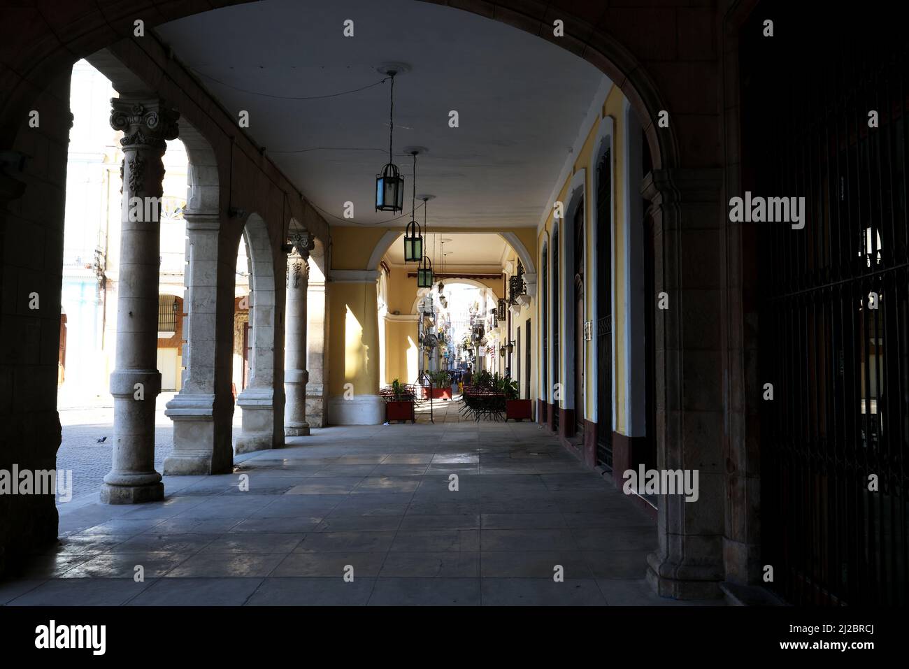 Eine wunderschöne Kolonnade auf der Plaza Vieja in Havanna, Kuba Stockfoto