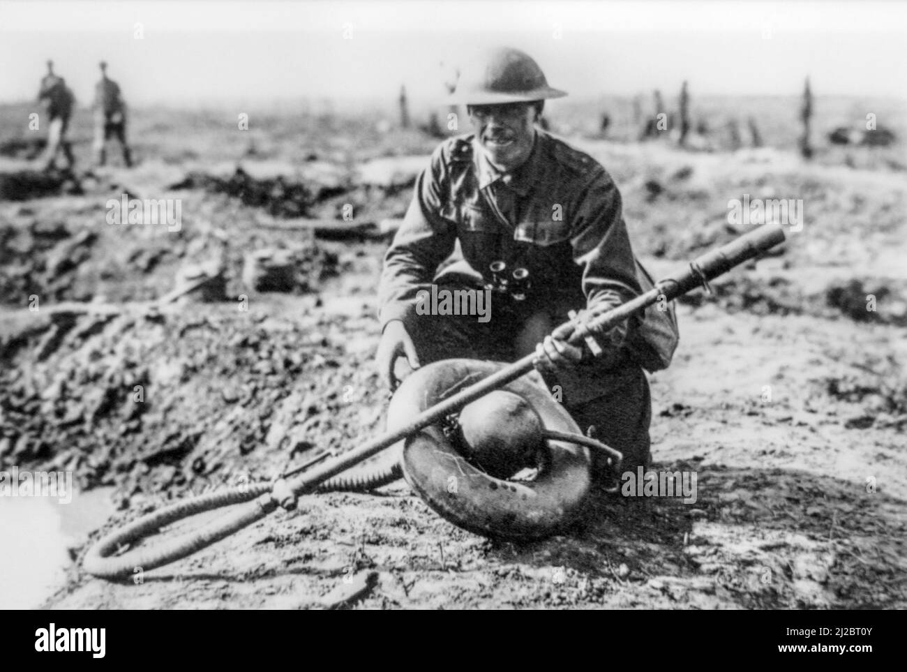 Australischer Soldat des 1. Weltkriegs mit gefangenem Wechselapparat / Wex, deutscher Flammenwerfer des 1. Weltkriegs mit einem donut-förmigen Rucksack-Kraftstoffbehälter Stockfoto