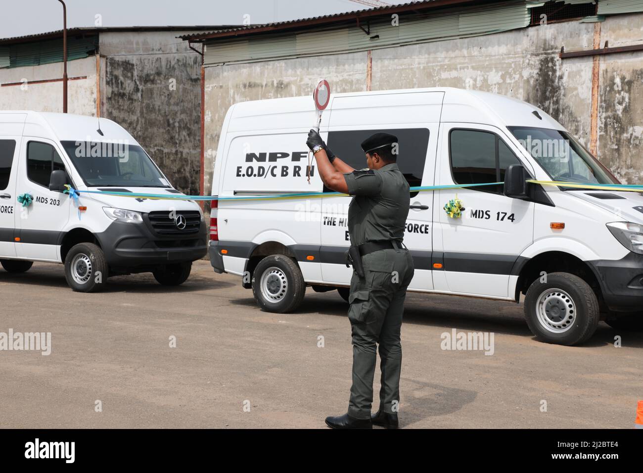 Schulung von Polizeikräften zum Betrieb der Detektionsausrüstung zur Bekämpfung des Schmuggels von nuklearem und radioaktivem Material in Lagos, Nigeria. Die Vereinigten Staaten spendeten Transporter und Ausrüstung für nukleare Detektionssysteme an das Kommando über die Sprengstoffentsorgung (EOD) der Polizei von Nigeria (NPF). Lagos, Nigeria. Stockfoto