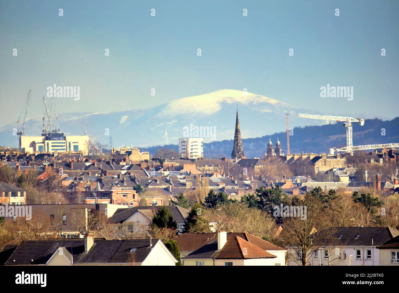 Glasgow, Schottland, Großbritannien 31.. März 2022. UK Wetter: : Schnee auf tinto Hill 40 Meilen südlich der Stadt vom westlichen Ende, das in der Sonne badet, der höchste Punkt in Zentral-schottland dominiert es die Skyline des Südwesten der Stadt. Credit Gerard Ferry/Alamy Live News Stockfoto