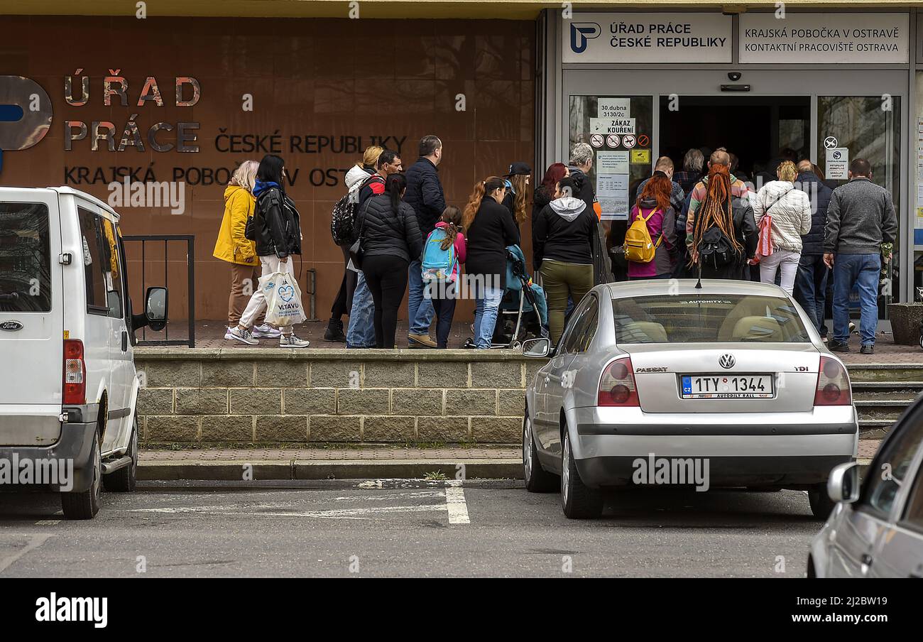 Kriegsflüchtlinge aus der Ukraine, die von Russland überfallen wurden, kamen am 30. März 2022 in die Arbeitsstelle in Ostrava, Tschechien, um einen Job zu bekommen oder sich für einen Notfall-ben zu bewerben Stockfoto