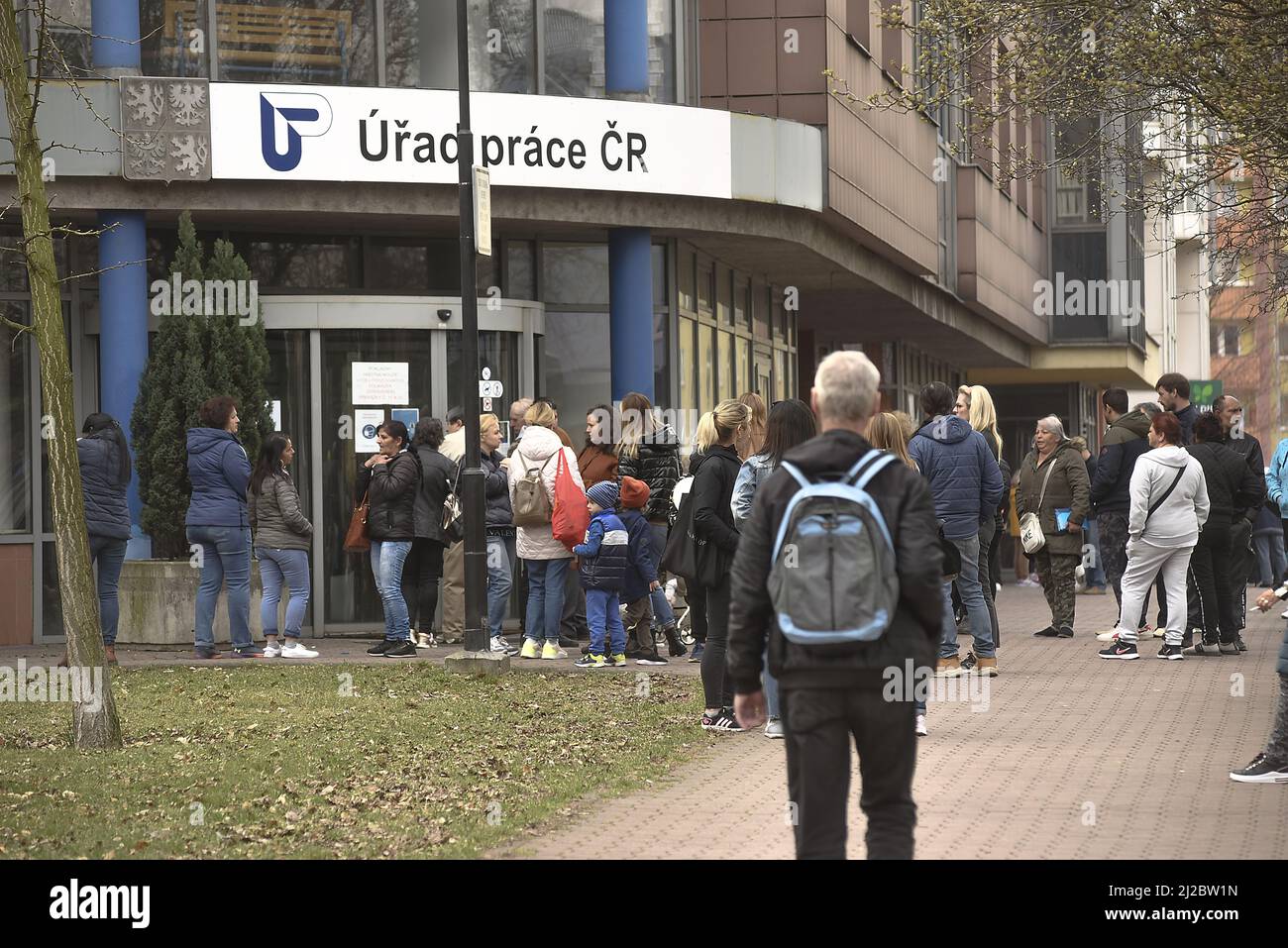 Kriegsflüchtlinge aus der Ukraine, die von Russland überfallen wurden, kamen am 30. März 2022 in die Arbeitsstelle in Ostrava, Tschechien, um einen Job zu bekommen oder sich für einen Notfall-ben zu bewerben Stockfoto