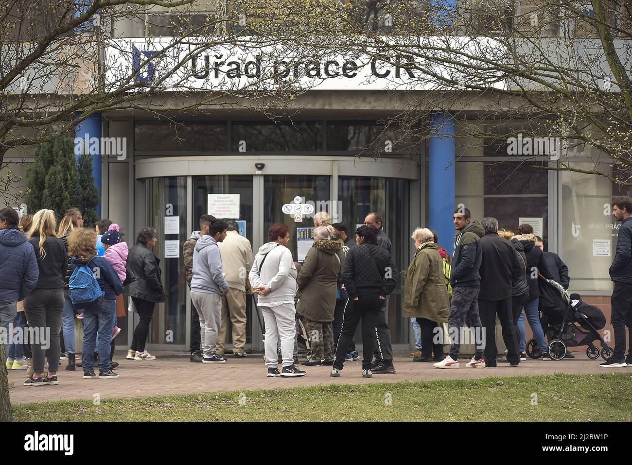 Kriegsflüchtlinge aus der Ukraine, die von Russland überfallen wurden, kamen am 30. März 2022 in die Arbeitsstelle in Ostrava, Tschechien, um einen Job zu bekommen oder sich für einen Notfall-ben zu bewerben Stockfoto