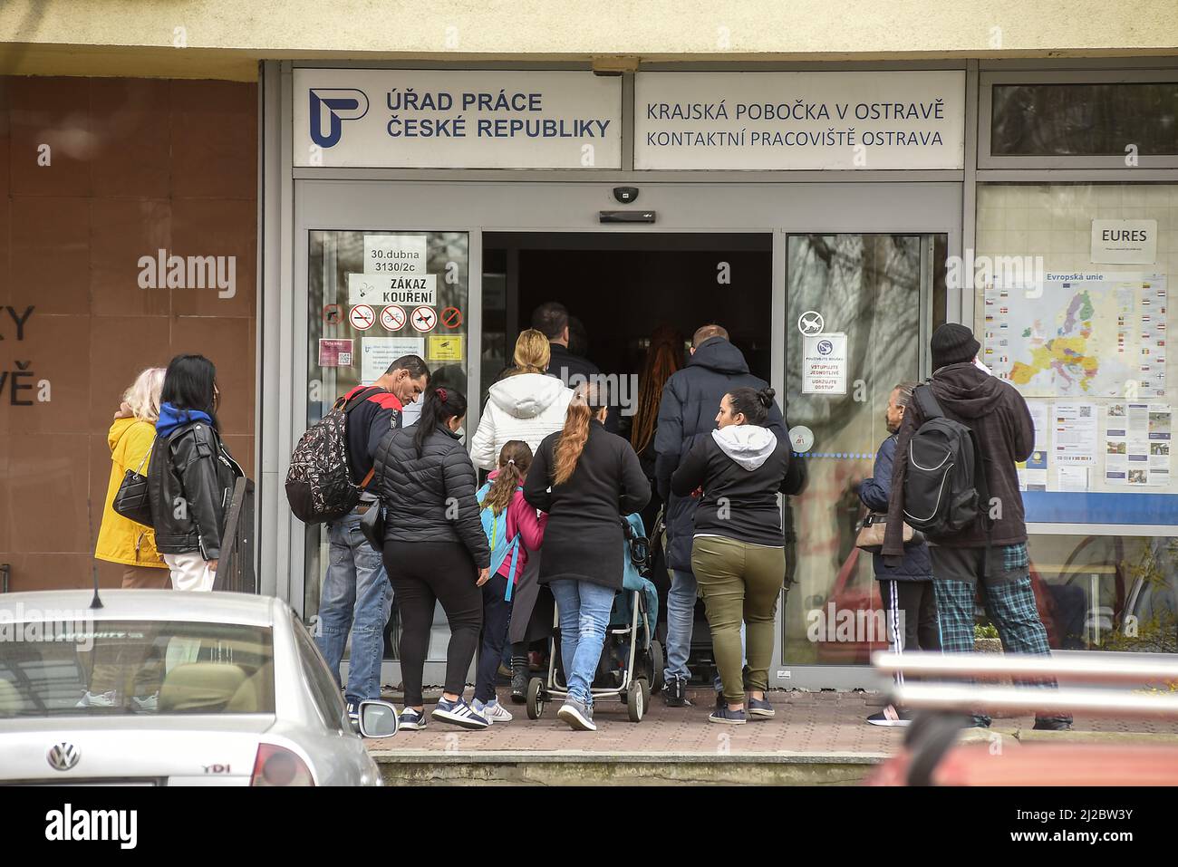 Kriegsflüchtlinge aus der Ukraine, die von Russland überfallen wurden, kamen am 30. März 2022 in die Arbeitsstelle in Ostrava, Tschechien, um einen Job zu bekommen oder sich für einen Notfall-ben zu bewerben Stockfoto