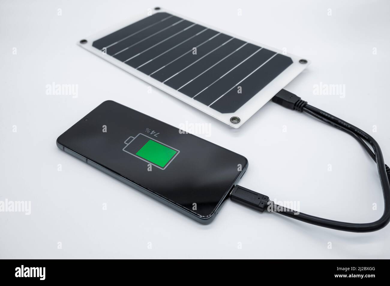 Smartphone-Ladefunktion mit tragbarer Photovoltaik-Solaranlage, erneuerbare grüne Energie-Technologie Stockfoto